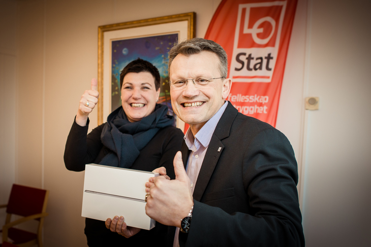 VINNER: LO Stat-sekretær Anniken Refseth og LO Stats leder Egil André Aas har trukket vinneren av iPaden som er vervepremien i januar. 