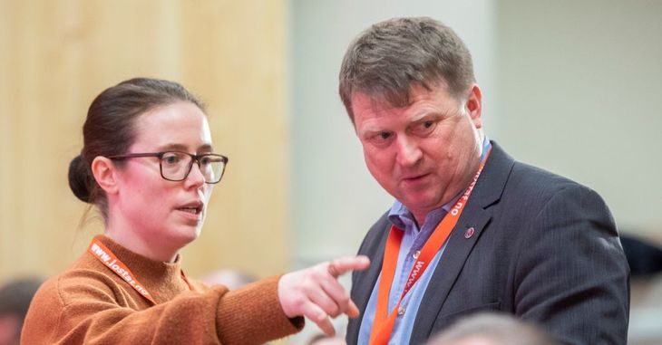 NTL-leder Kjersti Barsok og forbundssekretær Sven Ivar Skodjevåg var blant de som pekte på kutt av ostehøvelkutt i debatten med Støre.