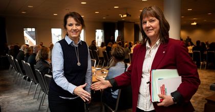Spekters administrerende direktør Anne-Kari Bratten (t.v.) og Lise Olsen, nestleder i LO Stat, har startet forhandlingene om ny hovedavtale i Spekter-bedriftene.