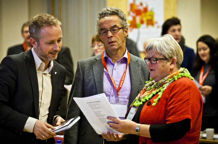 Bård Vegar Solhjell (SV), Rasmus Hansson (MDG) og LO Stats leder Tone Rønoldtangen synger 'De unge slekter' som avsluttet dag 1 av Kartellkonferanse 2013. Foto: Ole Palmstrøm